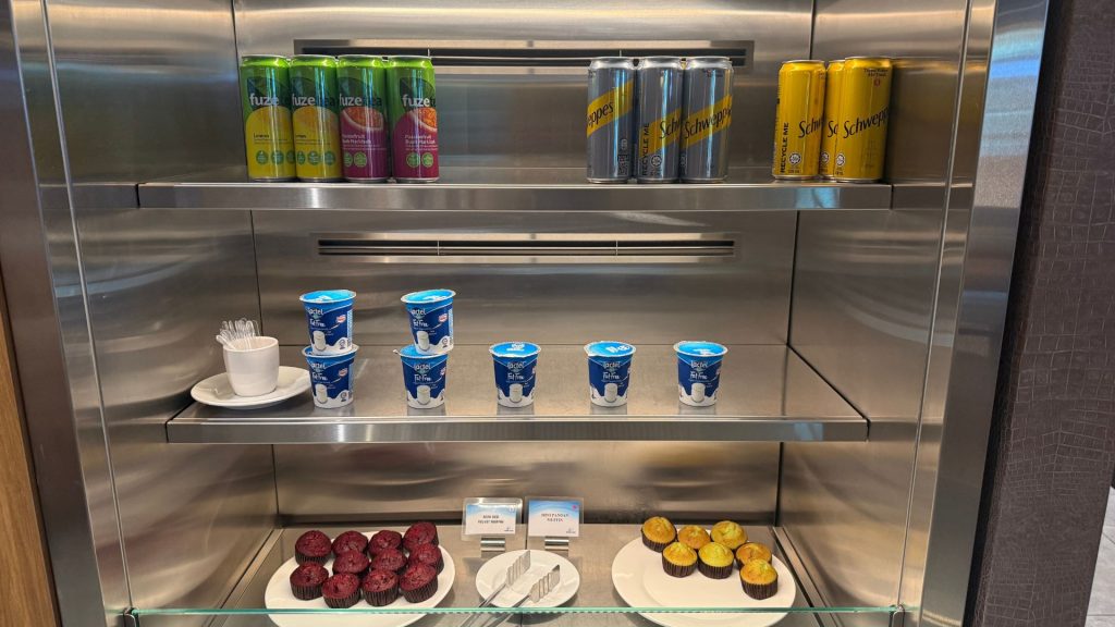 Travel Club Lounge Kota Kinabalu Kuehlschrank