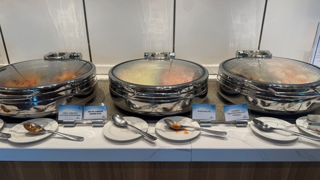 Travel Club Lounge Kota Kinabalu Warme Speisen Buffet 1