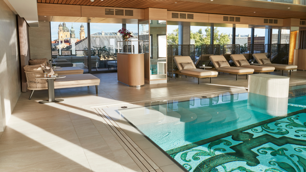 Vier Jahreszeiten Kempinski Muenchen Pool