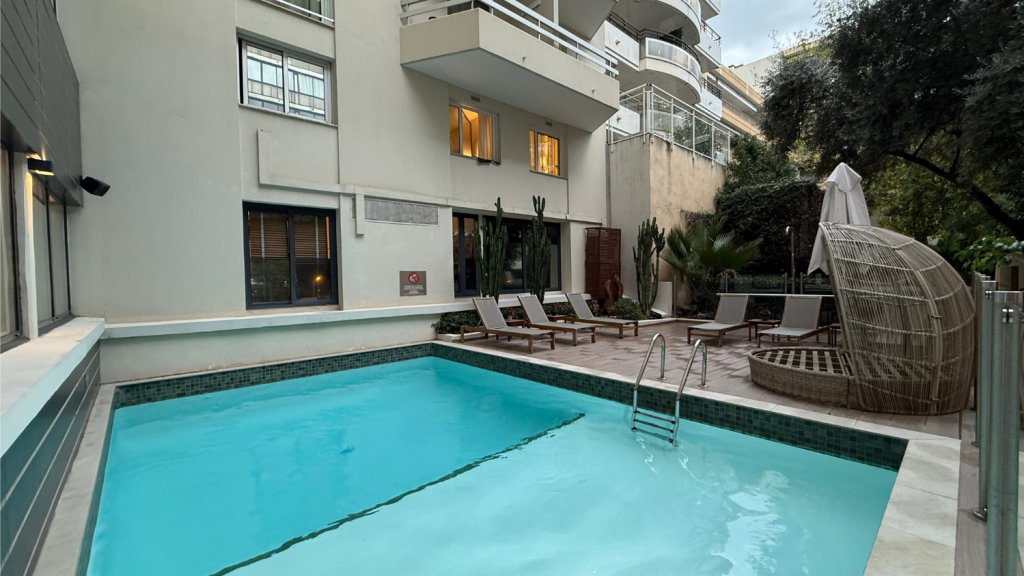 Croisette Beach Hotel Cannes Liegen