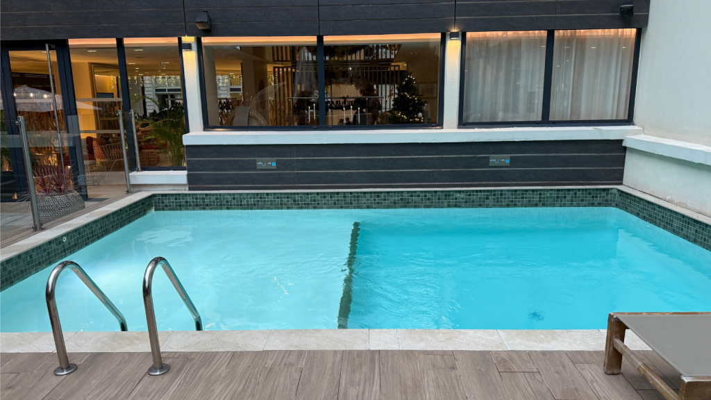 Croisette Beach Hotel Cannes Pool (1)