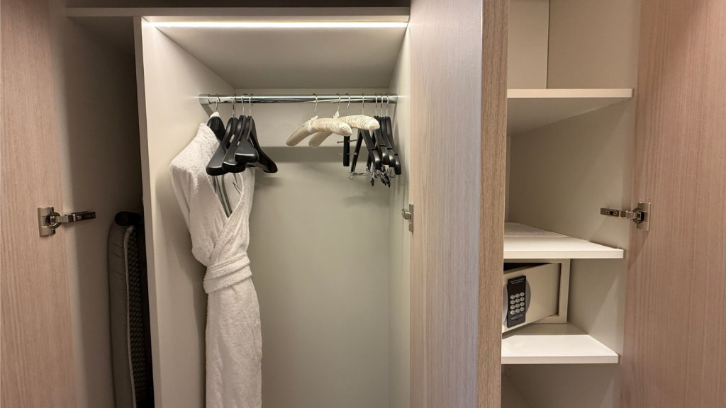 Croisette Beach Hotel Cannes Schrank