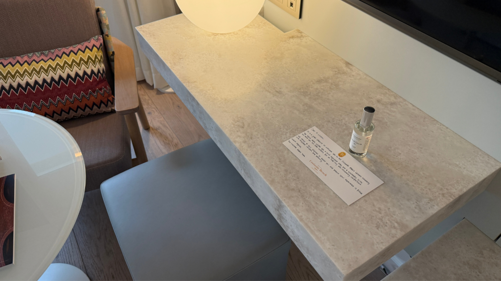 Croisette Beach Hotel Cannes Schreibtisch