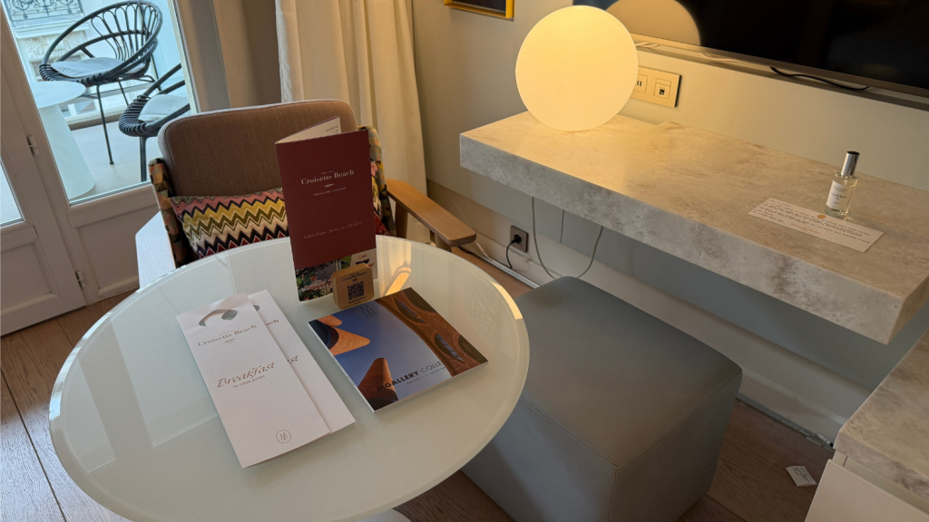 Croisette Beach Hotel Cannes Tisch