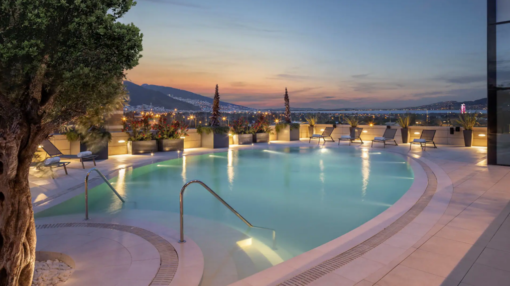 Grand Hyatt Izmir IstinyePark Pool