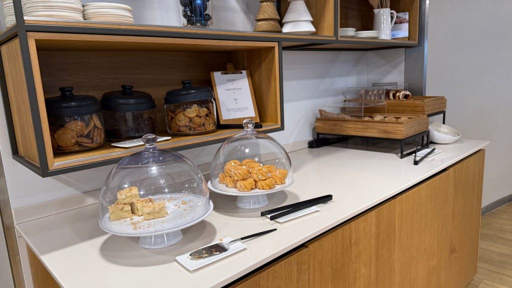 Lufthansa Senator Lounge Duesseldorf Gebaeck Buffet