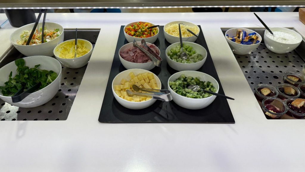 Lufthansa Senator Lounge Duesseldorf Salatbuffet
