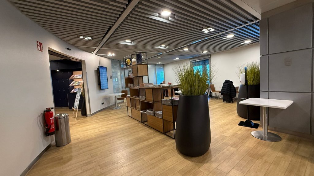 Lufthansa Senator Lounge Duesseldorf Sitze Hinter Raumtrenner