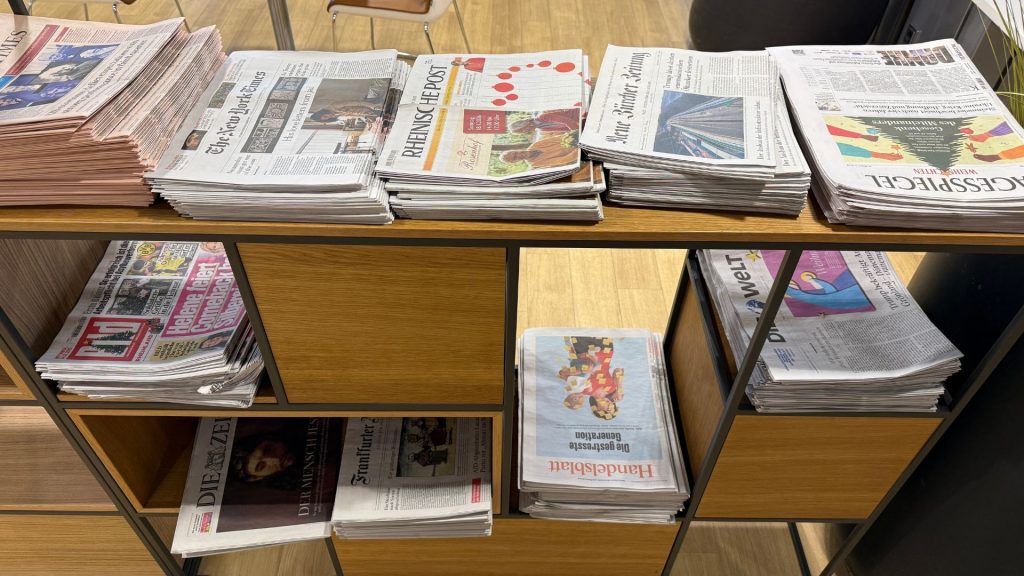 Lufthansa Senator Lounge Duesseldorf Tageszeitungen 2