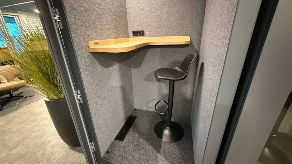 Lufthansa Senator Lounge Duesseldorf Telefonbox