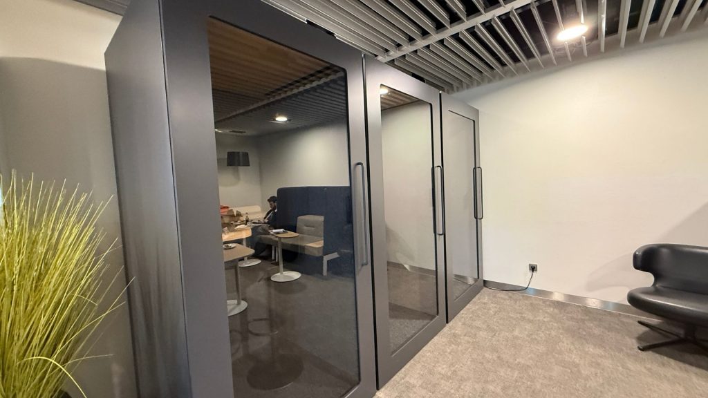 Lufthansa Senator Lounge Duesseldorf Telefonboxen