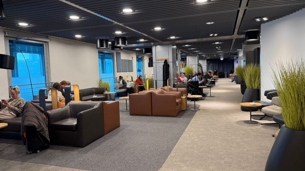 Lufthansa Senator Lounge Duesseldorf Verschiedene Sessel Tageslicht