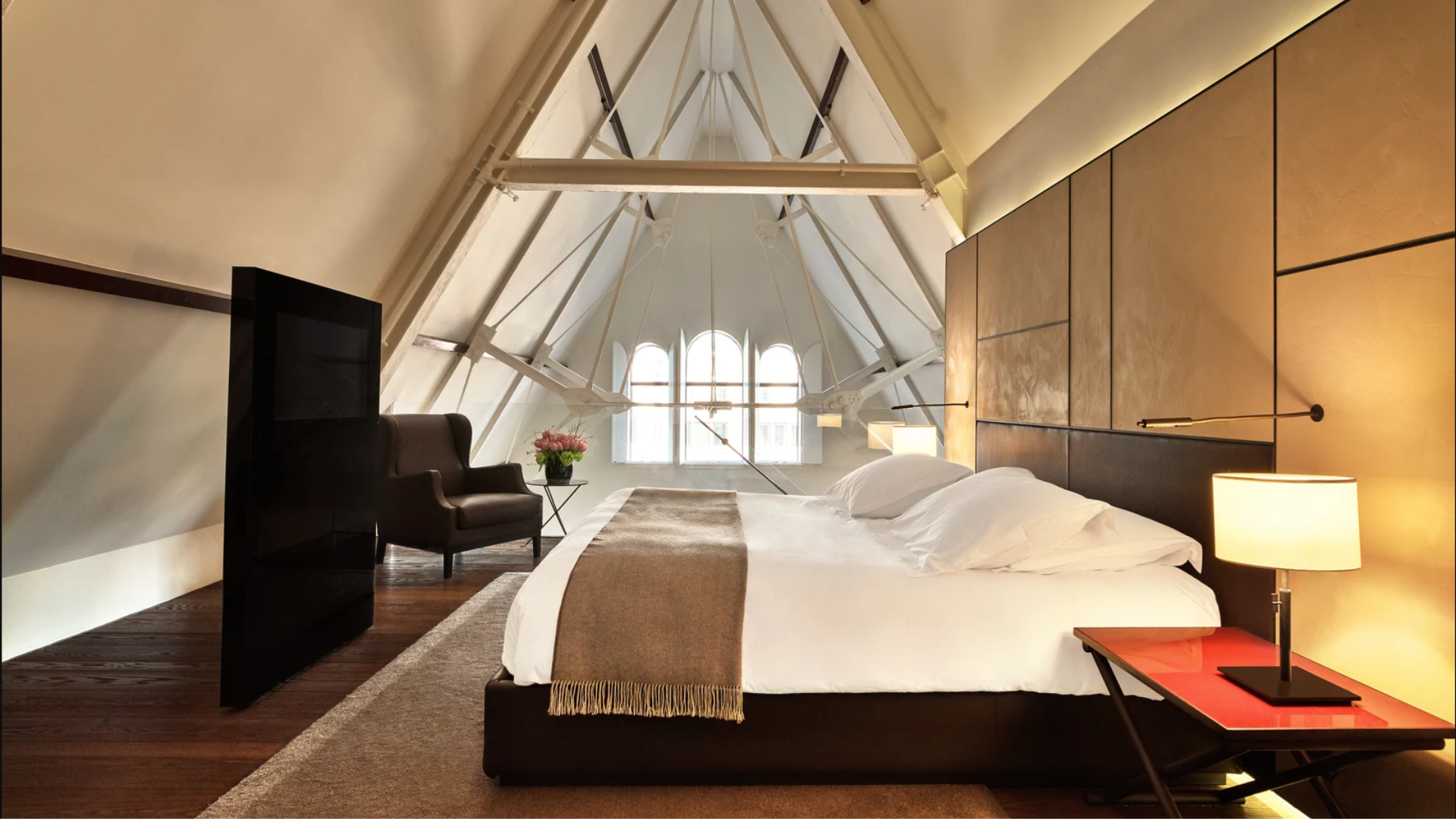Suite mit Dachschräge und hohem Fenster im Mandarin Oriental Conservatorium Hotel Amsterdam