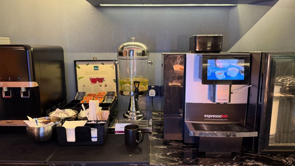 Plaza Premium Lounge Penang Kaffeemaschine Und Teeauswahl