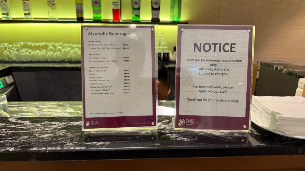 Plaza Premium Lounge Penang Schild Alkohol Bar
