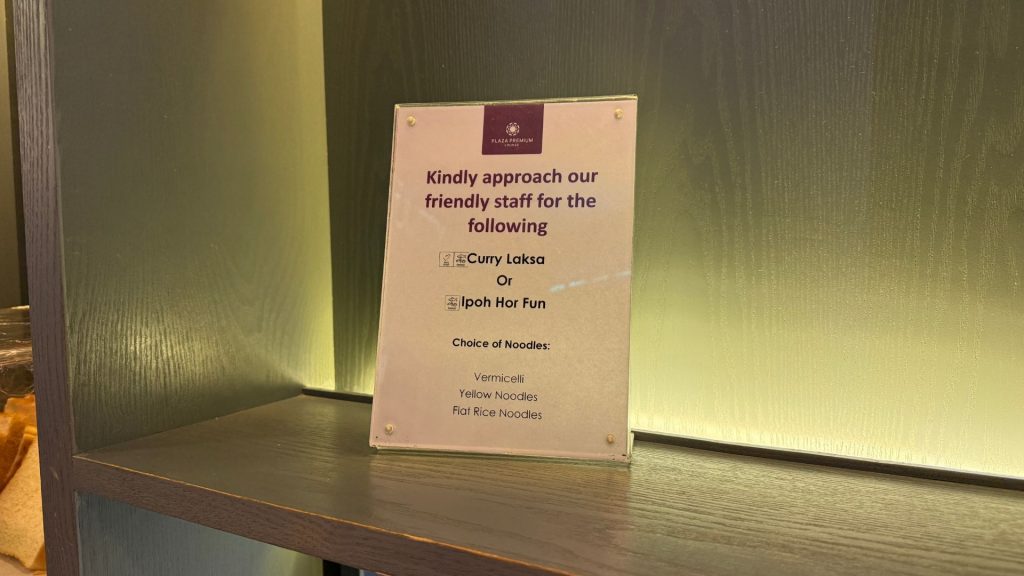 Plaza Premium Lounge Penang Schild Warme Gerichte