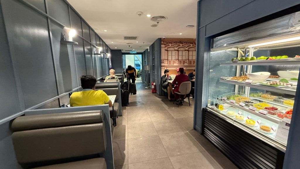 Plaza Premium Lounge Penang Sitze Am Buffet 1