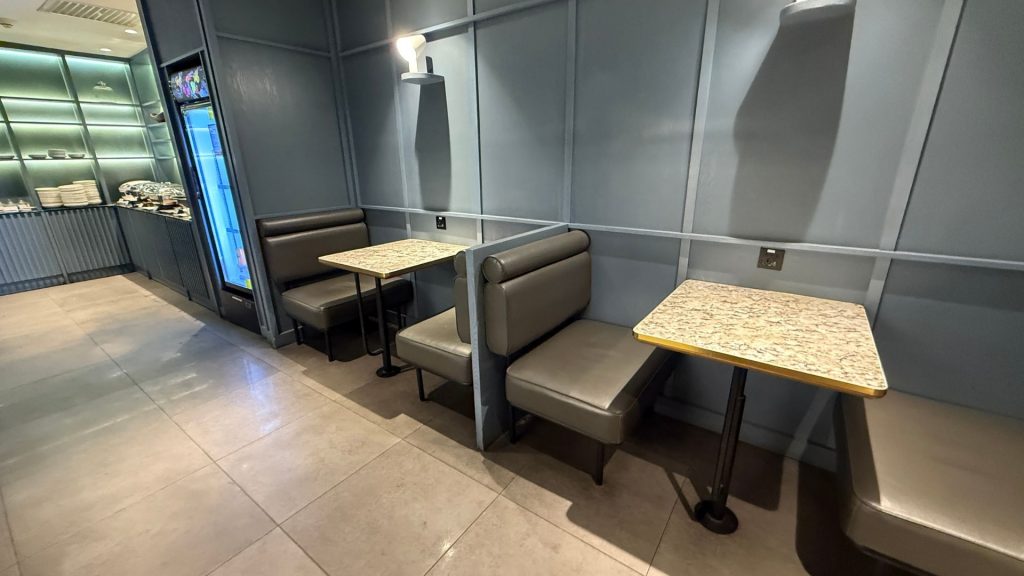 Plaza Premium Lounge Penang Sitzmoeglichkeiten Beim Buffet