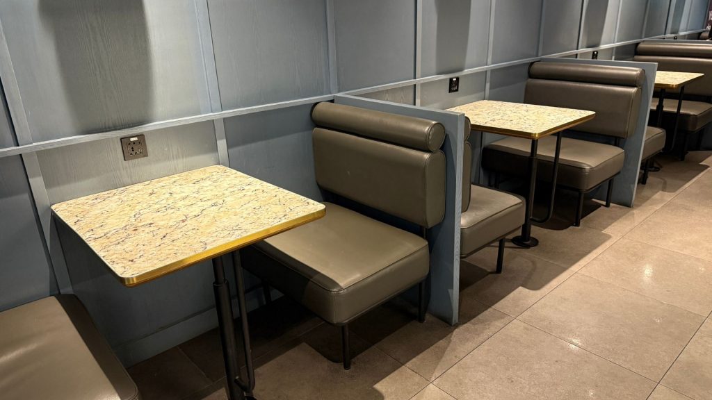 Plaza Premium Lounge Penang Steckdosen Bei Den Sitzgelegenheiten