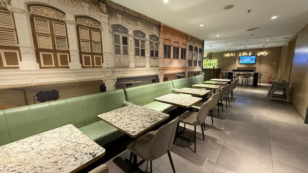 Plaza Premium Lounge Penang Tisch Mit Stuhl Und Bank