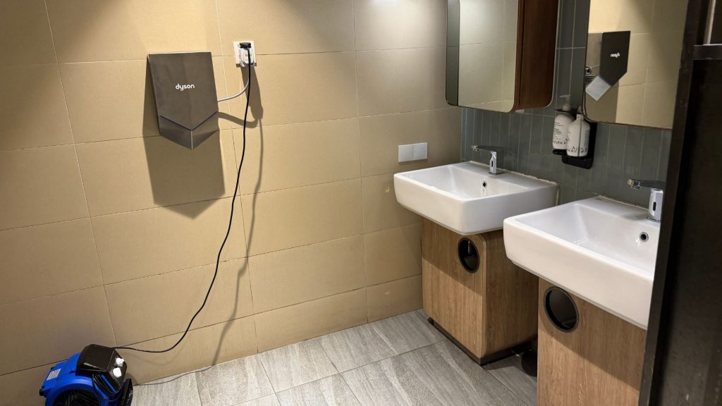 Plaza Premium Lounge Penang Waschbecken Toiletten
