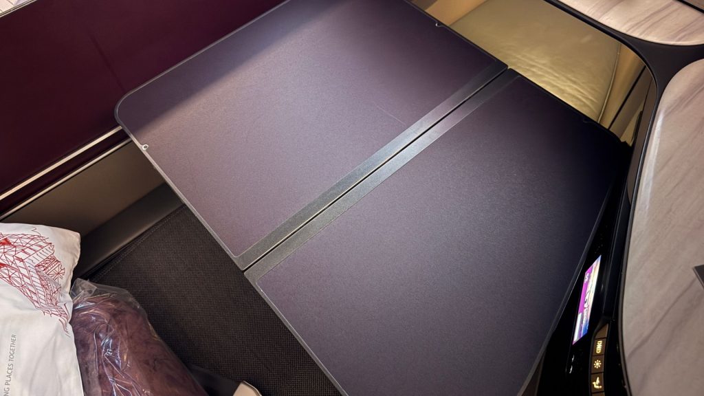 Qatar Airways QSuite Business Class Ausklappbarer Tisch
