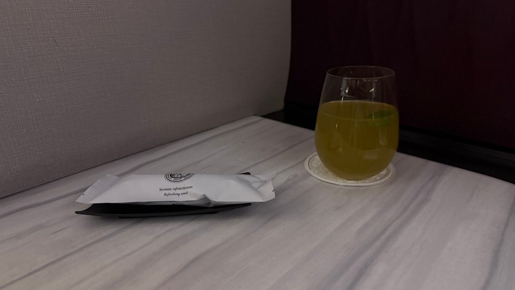 Qatar Airways QSuite Business Class Erfrischungstuch