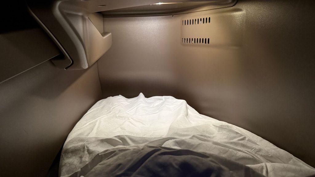 Qatar Airways QSuite Business Class Fußraum Liegeposition