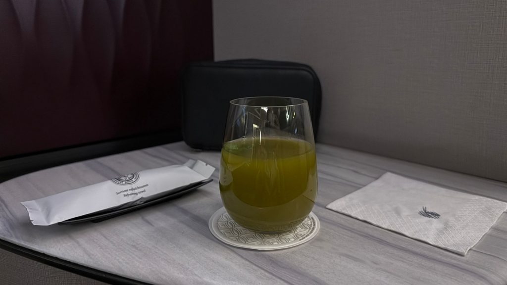 Qatar Airways QSuite Business Class Getraenk Erfrischungstuch
