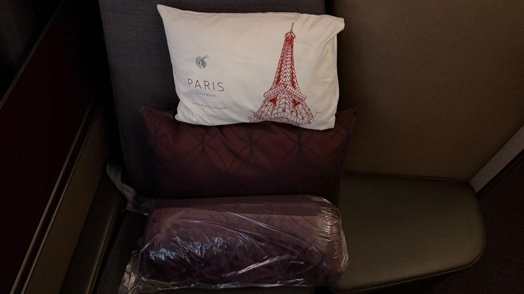 Qatar Airways QSuite Business Class Kissen Und Decke