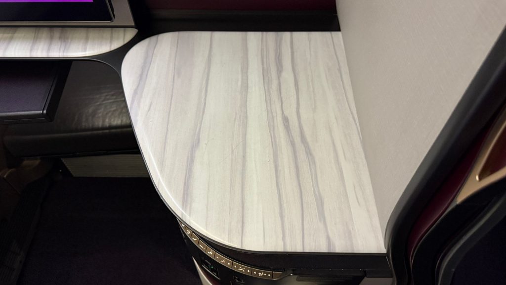 Qatar Airways QSuite Business Class Tisch