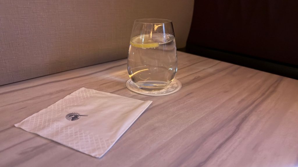 Qatar Airways QSuite Business Class Wasser