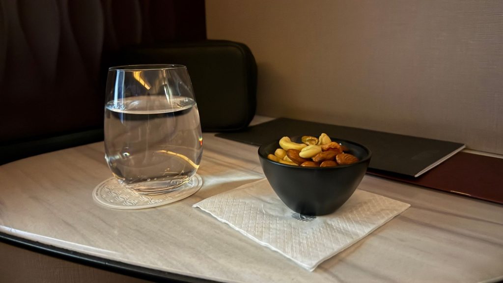 Qatar Airways QSuite Business Class Wasser Nuesse