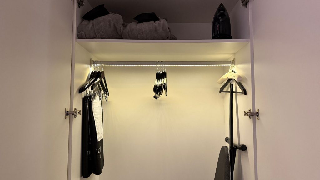 Roomers Berlin Steinplatz Blick In Kleiderschrank