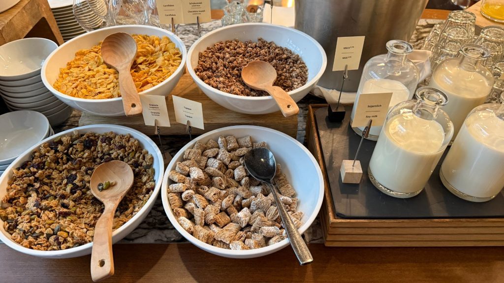 Roomers Berlin Steinplatz Cerealien Buffet