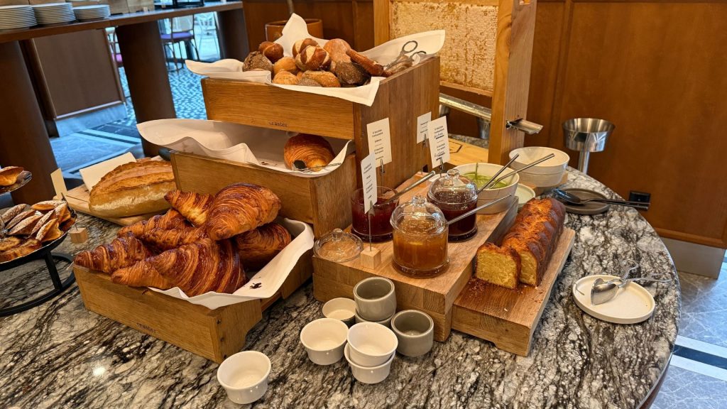 Roomers Berlin Steinplatz Croissants Broetchen 1