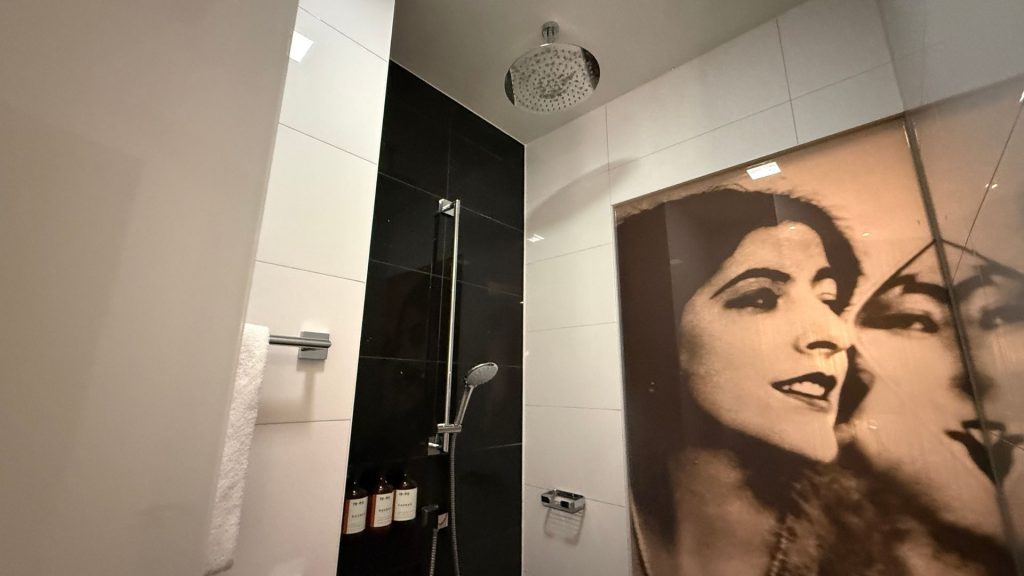 Roomers Berlin Steinplatz Dusche 1