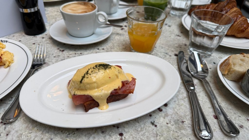 Roomers Berlin Steinplatz Eggs Benedict Fruehstueck 1