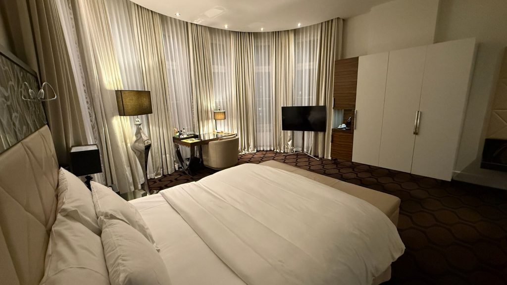 Roomers Berlin Steinplatz Fernseher Kleiderschrank 3