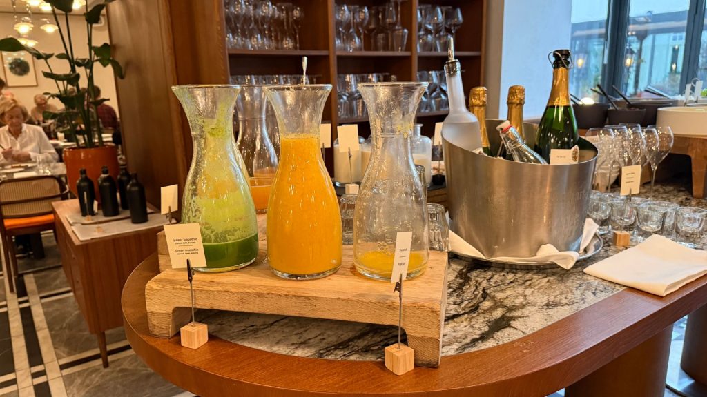 Roomers Berlin Steinplatz Getraenke Buffet 1