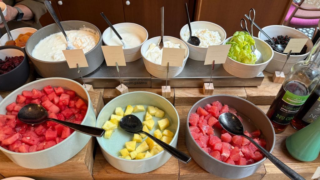 Roomers Berlin Steinplatz Joghurt Obst Buffet 1