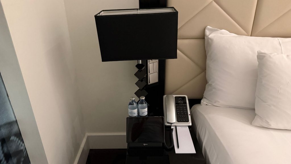 Roomers Berlin Steinplatz Nachttisch 2