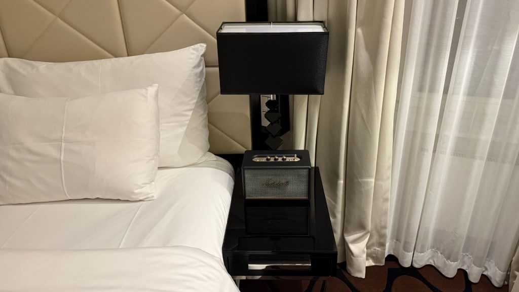 Roomers Berlin Steinplatz Nachttisch Radio