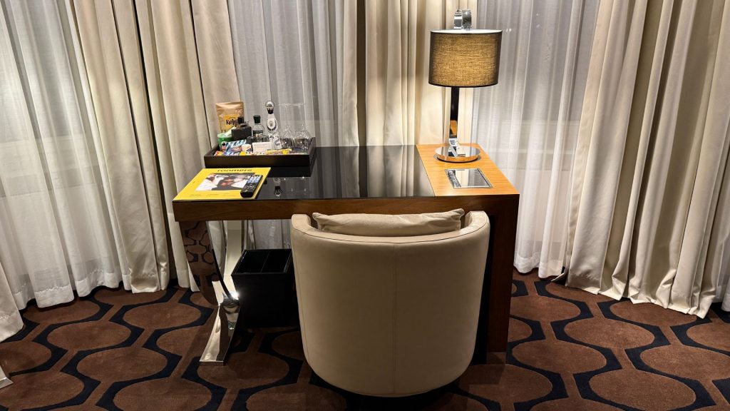 Roomers Berlin Steinplatz Schreibtisch 1