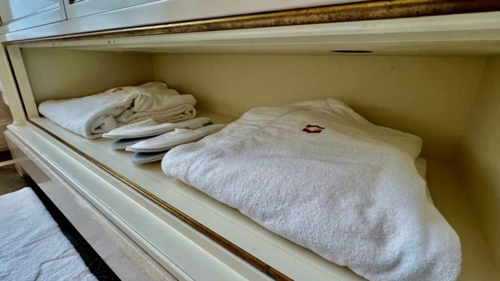 Shangri La Paris Bademaentel Und Hausschuhe