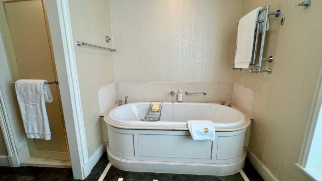 Shangri La Paris Badewanne