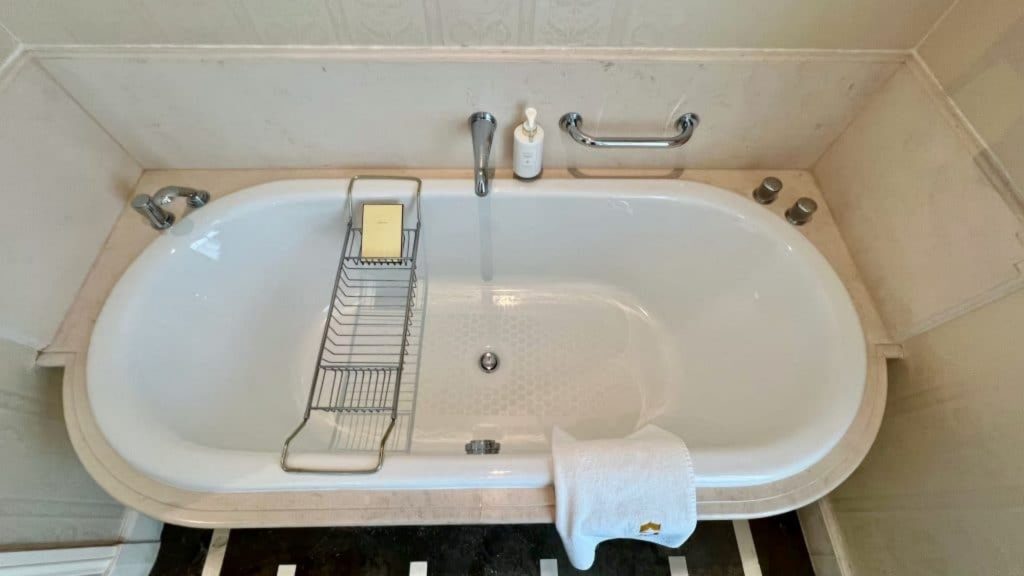 Shangri La Paris Badewanne 2