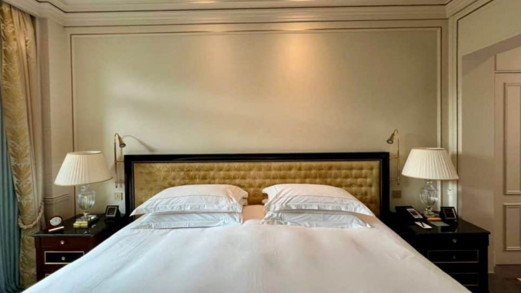 Shangri La Paris Bett