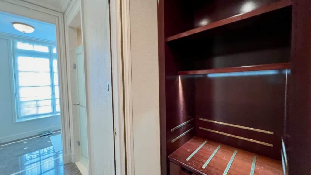 Shangri La Paris Gepaeckablage