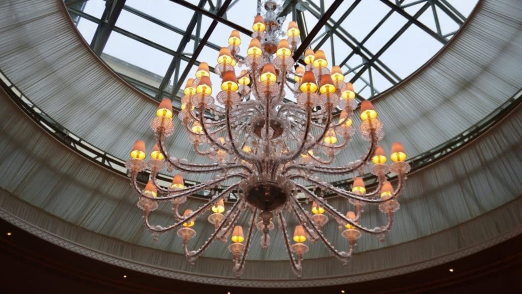 Shangri La Paris Kronleuchter Fruehstueckssaal